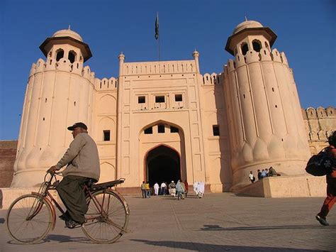 Den Episka Belägringen av Lahore: 1025-1040; En Historia om Kamp för Makten och Den Förvandlade Religiösa Landskapen i Pakistan